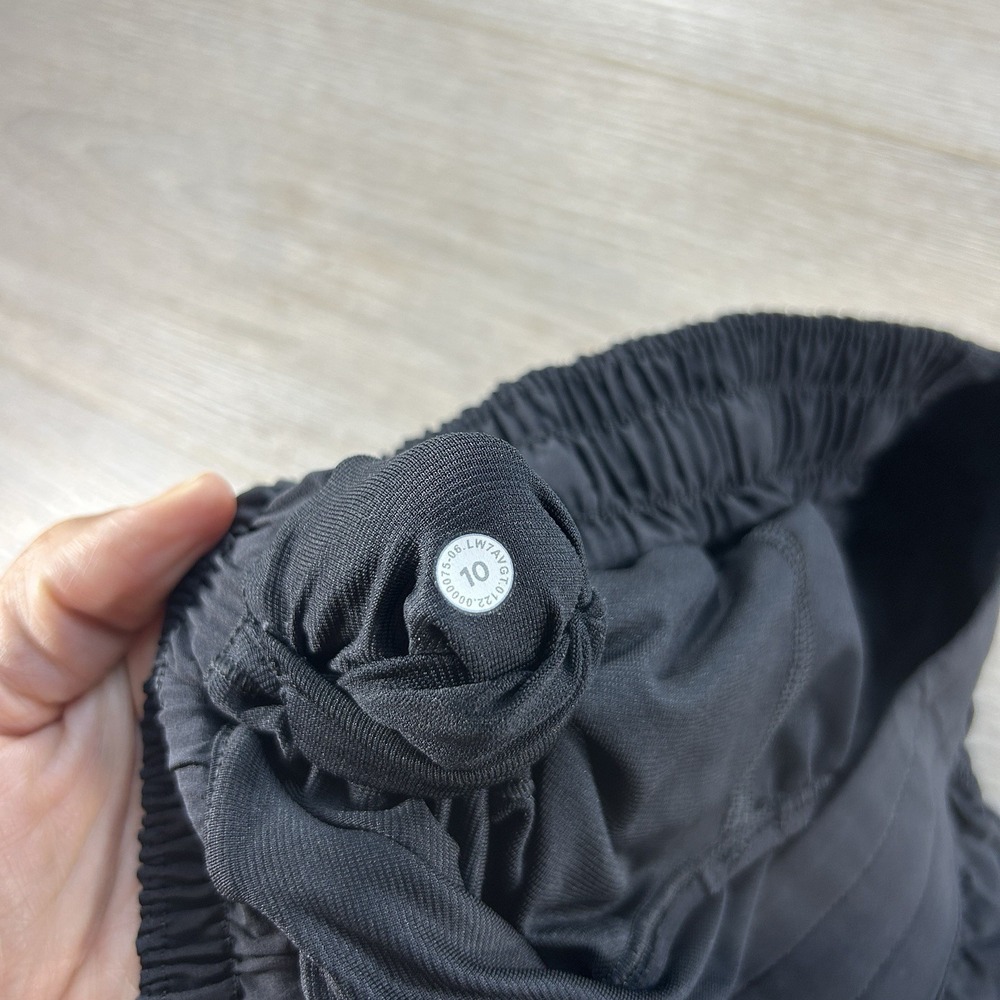 Lululemon Size 10 Low Rise Hotty Hot Short Long 4" Womens Black Lined Gym - Picture 5 of 9